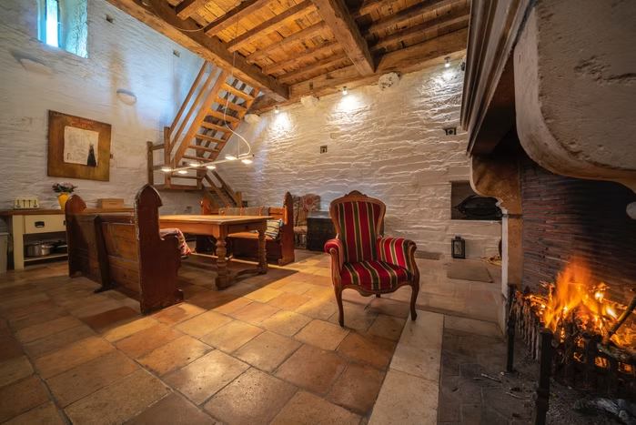 Interior and exterior photo 9